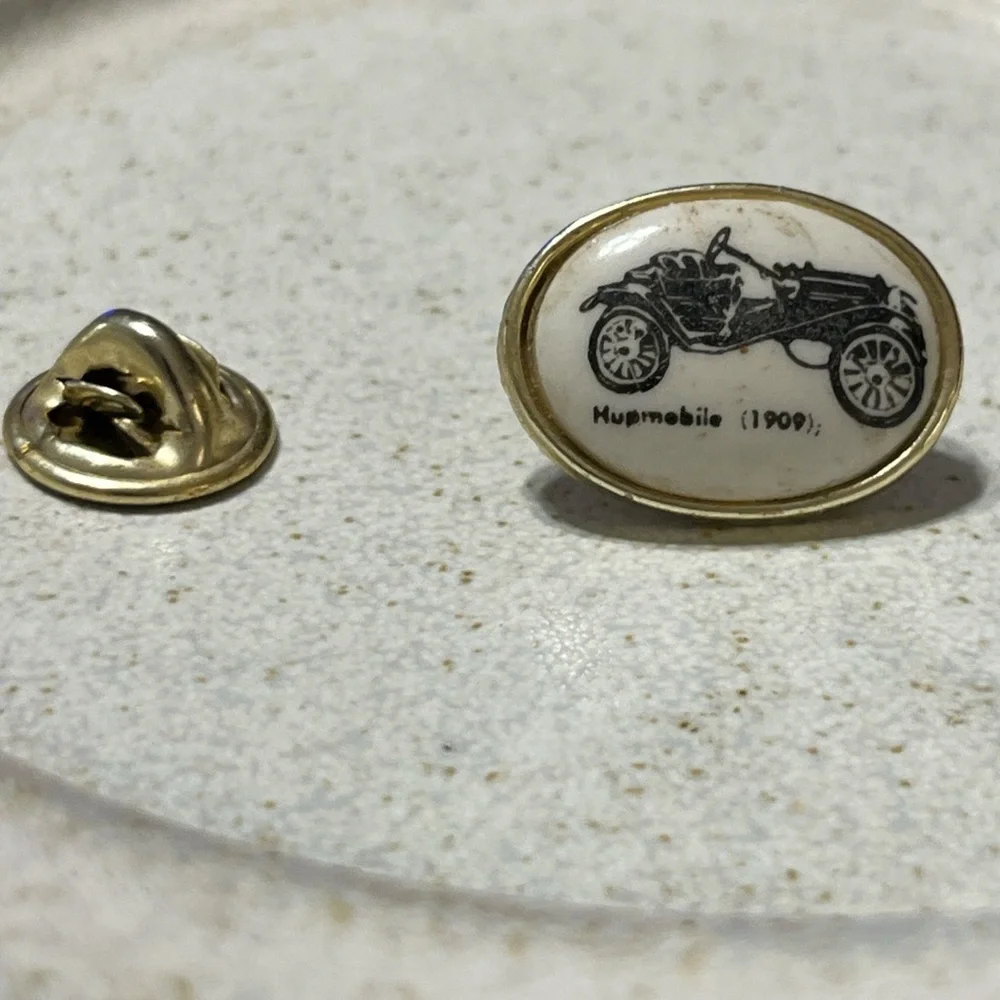Vintage Car Design Gold and Cream Men's Tie Clip